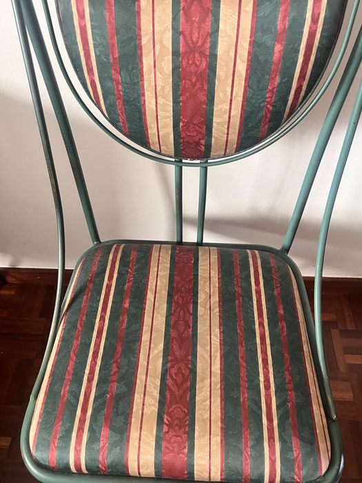 Conjunto Mesa de Vidro e Ferro + 4 Cadeiras – Muito Estimado