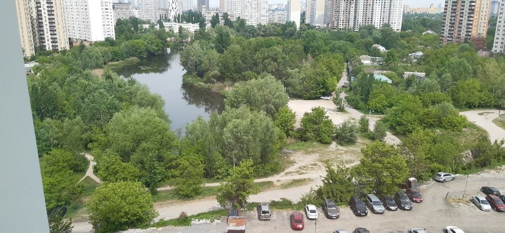Комната с балконом возле озера