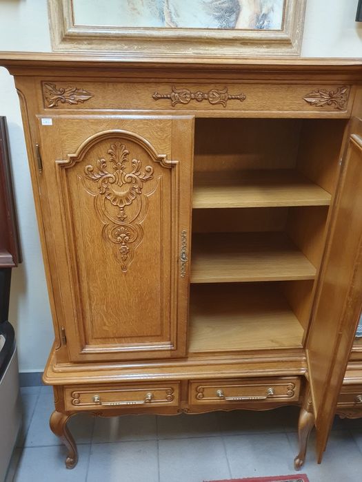 Stylowy komplet drewnianych mebli do salonu w stylu Ludwika