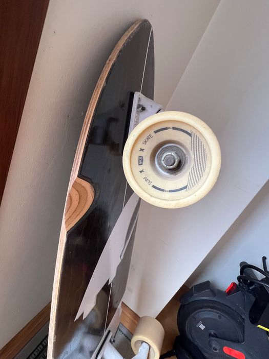 Surf skate super novo, 2 meses de uso. Estou vendendo porque vou mudar de país