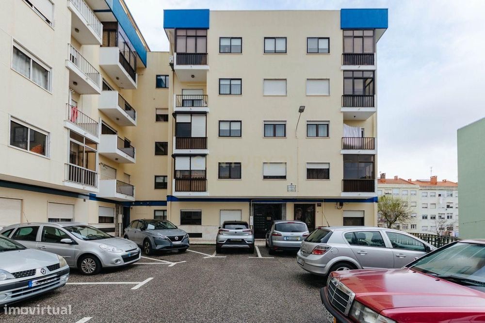 Apartamento T2 junto à estação da Amadora