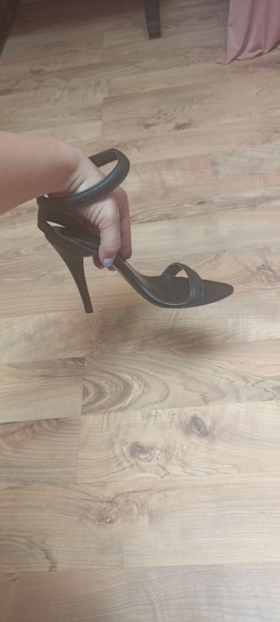 Czarne sandały na obcasie MNG