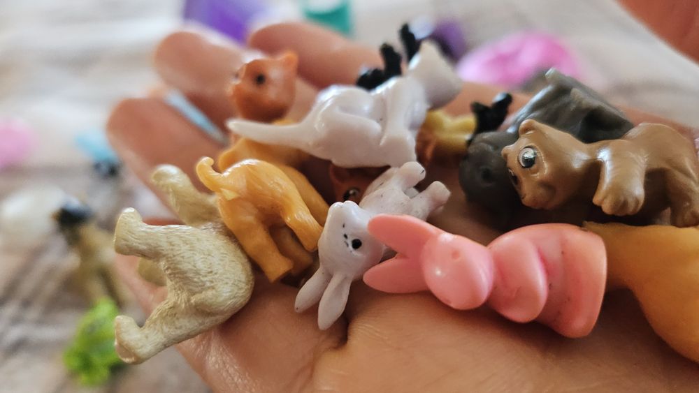 Маленькі фігурки тваринок та аксесуари до них.