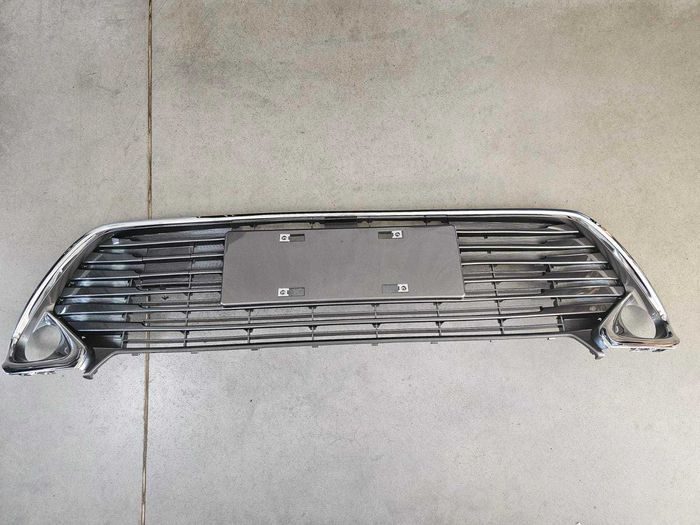 Продам решітка в бампер средня  Toyota Camry  Камри 14-17 (XV50) EUR
