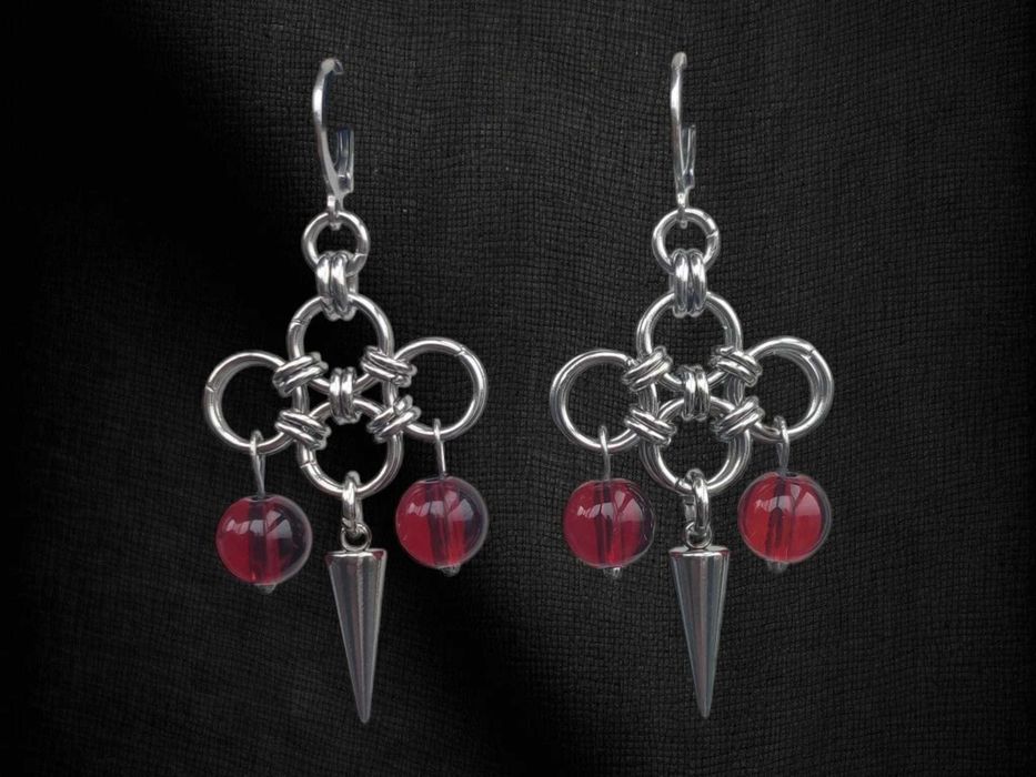 Gotyckie kolczyki chainmaille – stal chirurgiczna szkło wiśniowe kolce