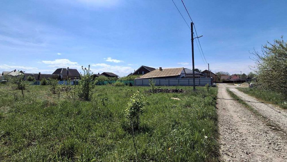 Продається земельна ділянка 10 соток під забудову в с. Хриплин, світло газ асфальт будинки