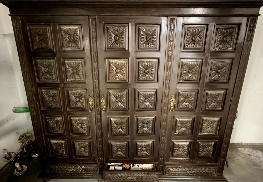 Roupeiro em madeira  trabalhado