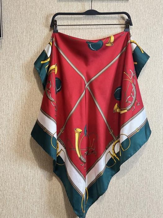 Хустка, виготовлена з натурального шовку, край оброблено швом роуль