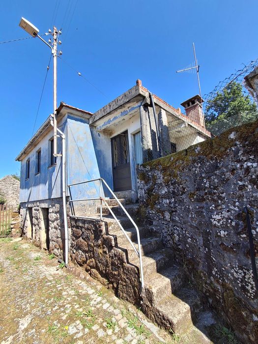 2 Moradias (T2 + T3) para venda em Cambra, Vouzela