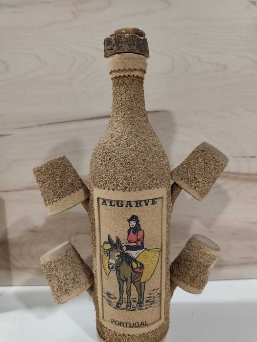 Garrafa com copos  e Tabua queijos