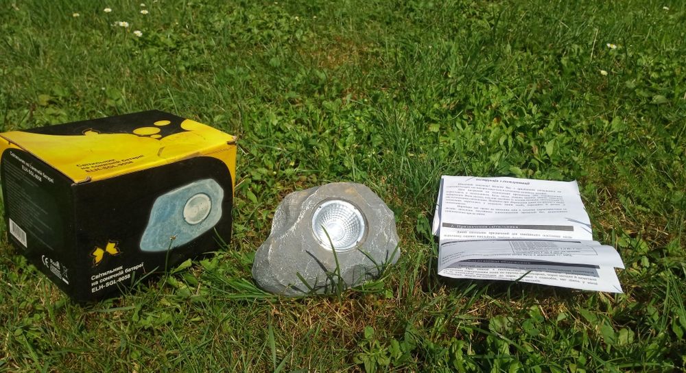 Світильник садовий стилізований під камінь