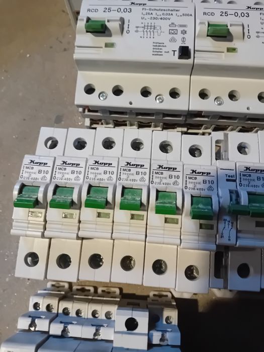 Rozdzielnica odgromniki różnicówka wyłącznik  kontrola faz transformat