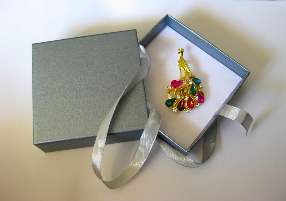 Alfinete / Broche / Pregadeira Pavão Dourado c/ Pedras Coloridas NOVO