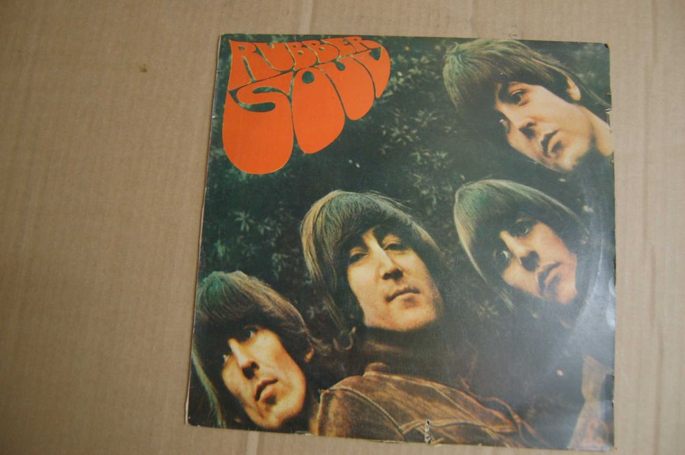 discos de vinil de vários artistas famosos, alguns muito antigos