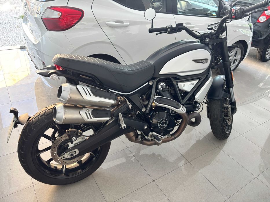 Motociclo Ducati Scrambler 1100 em excelente estado de conservação