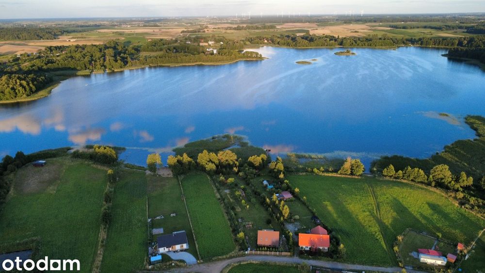 Mazury działka nad jeziorem Dybowskim z linią brzegową.