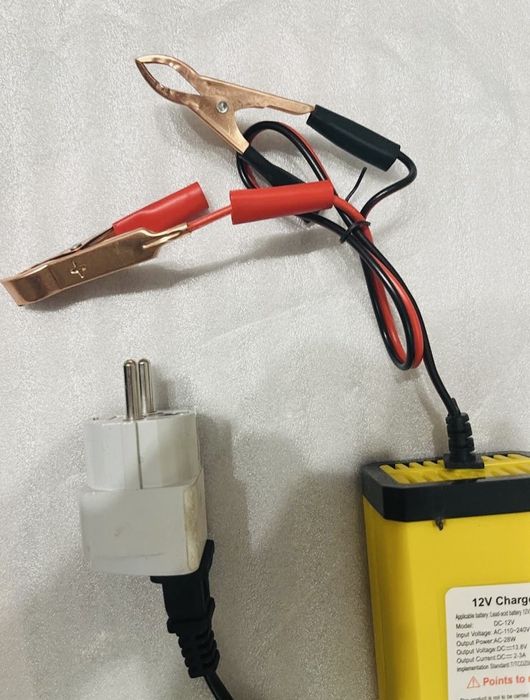 Продається новий пристрій зарядний Зарядное устройство 12V2А