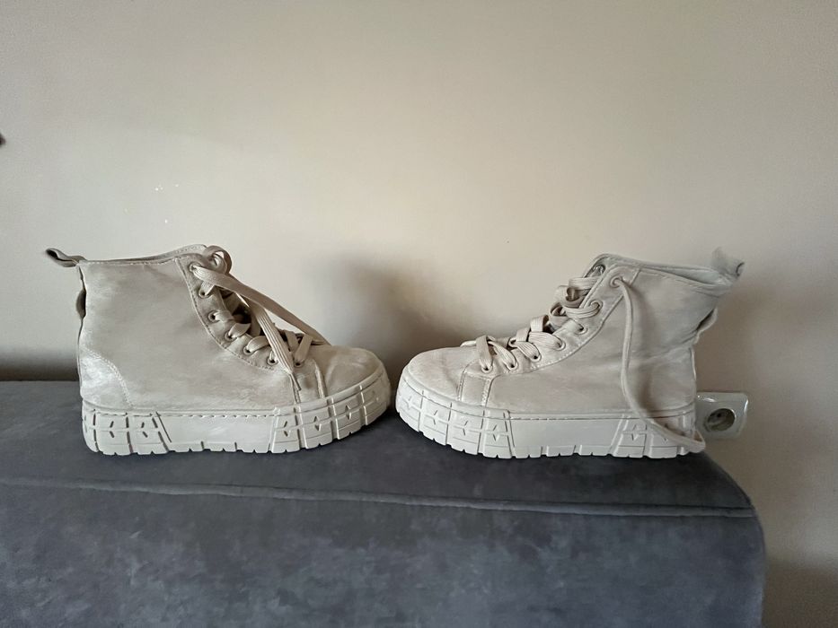 Bezowe botki na grubej podeszwie 38