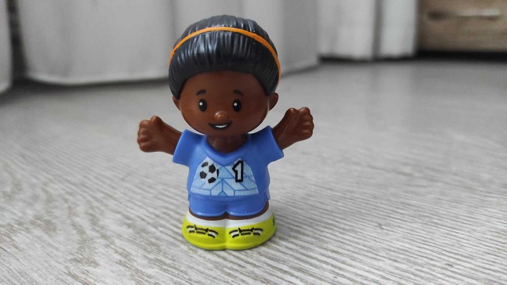 fisher price little people дівчинка футболіст фігурка