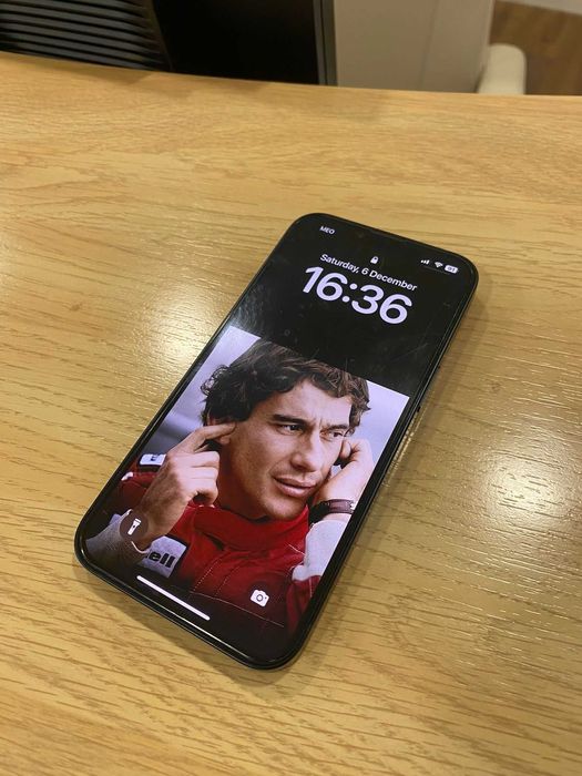 iPhone 14 256GB Black em ótimo estado com capa QUAD LOCK de oferta