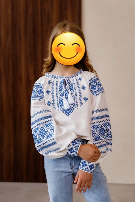 Вишиванка для дівчинки 152р (молочна з синім)