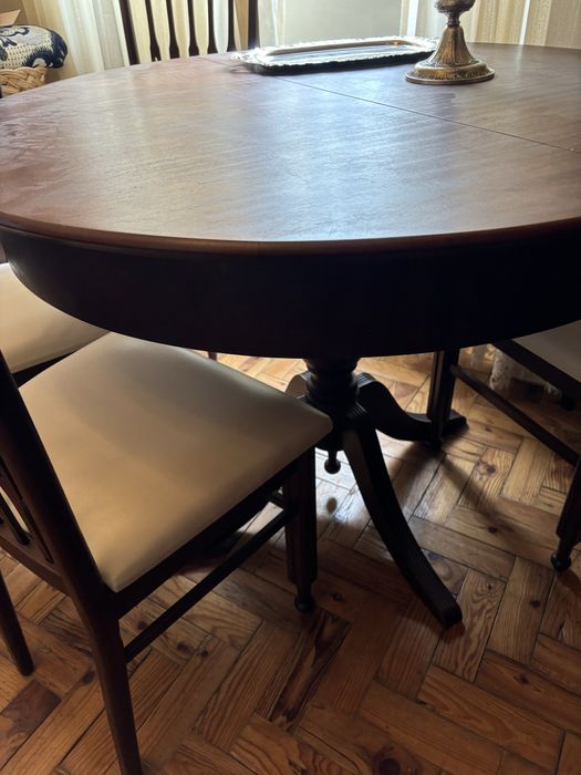 Mesa redonda madeira com seis cadeiras