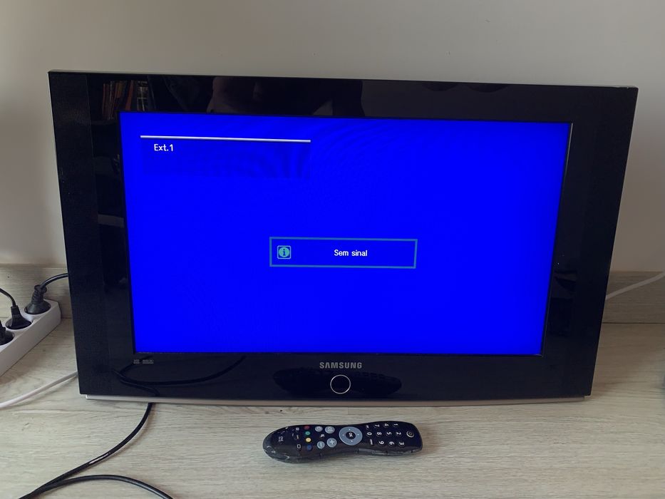 TV Samsung de cerca de 32” (modelo antigo)
