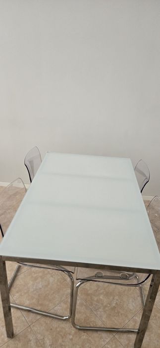 Mesa e 4 cadeiras