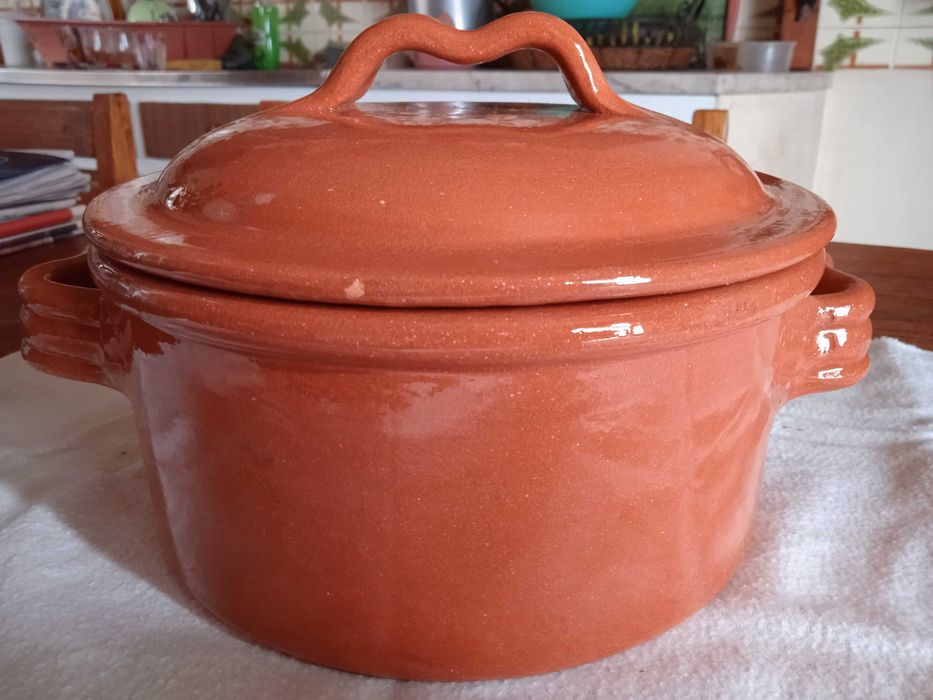 Panela de barro tradicional, lisa