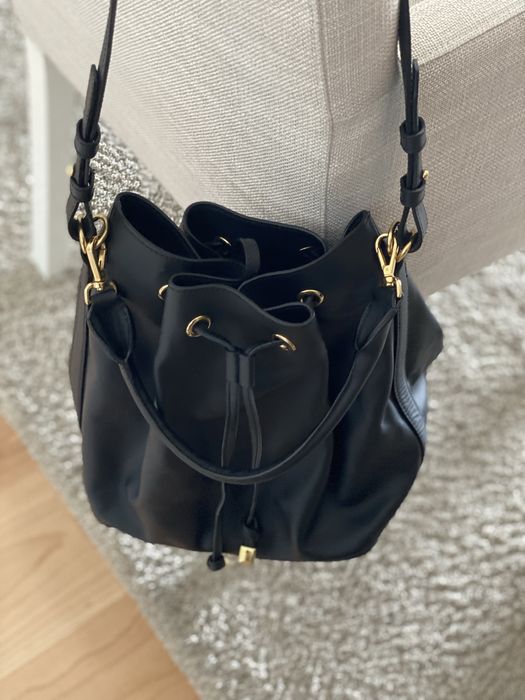 Bolsa bucket em pele preta com pochete interior