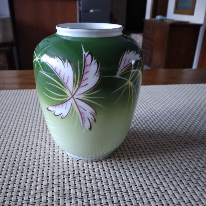 Stary porcelanowy wazonik