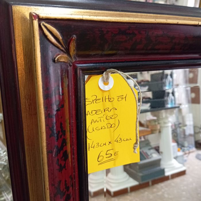 Espelho antigo com moldura de madeira