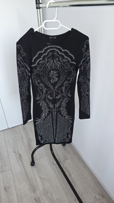 Czarna sukienka z kamieniami