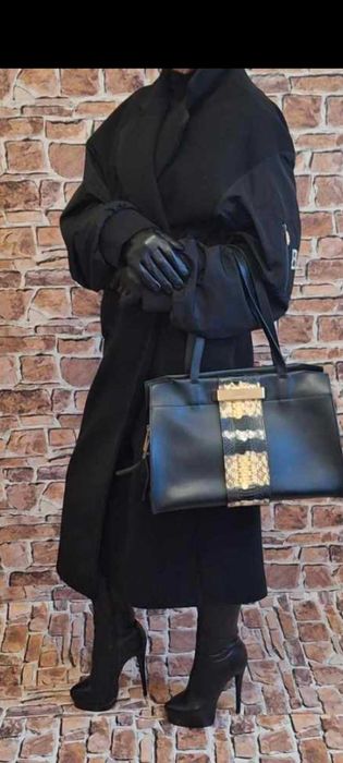 Elegancki i wytworny czarny płaszcz Marki BIBIONE