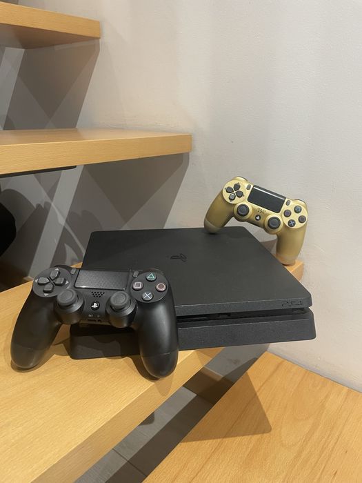 Ps4 com 2 comandos e 5 jogos