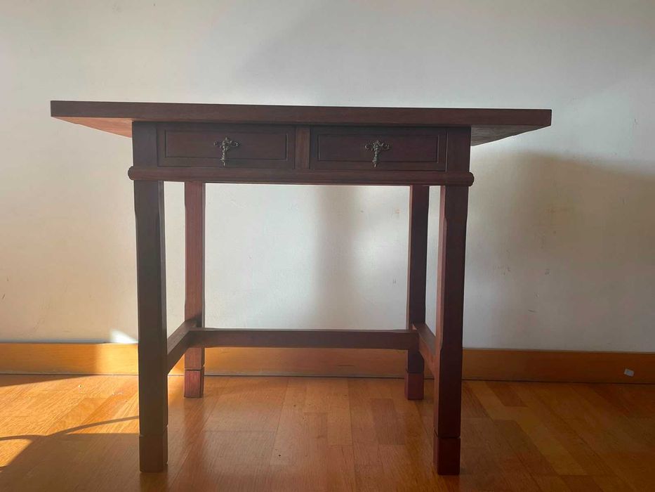 Mesa com 2 gavetas