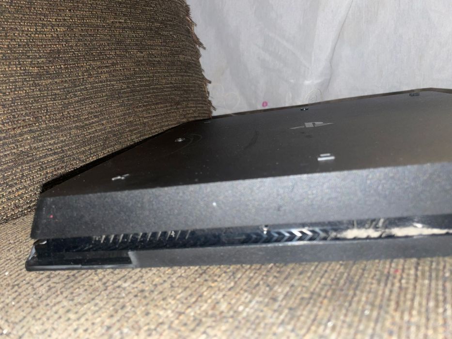 PlayStation 4 com 4 jogos a escolher sem comando