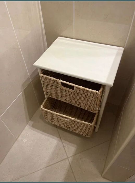 `Móvel Branco pequeno com 2 cestos de vime