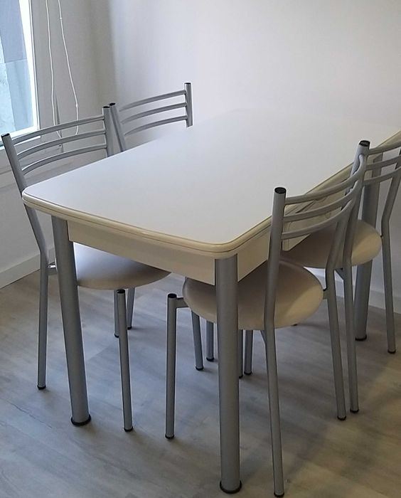 Mesa e cadeiras de cozinha