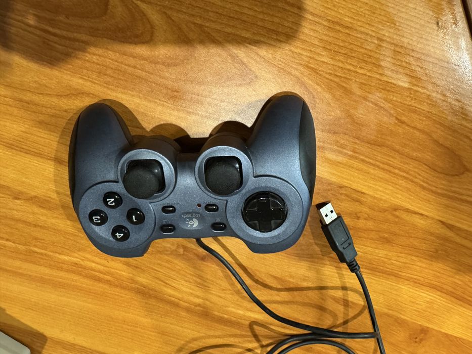 ** Gamepad Logitech com fio USB **437239840381358081