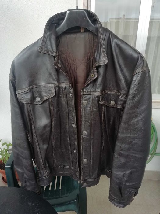 Vendo casaco clássico em pele genuína, espessa, em excelente estado.