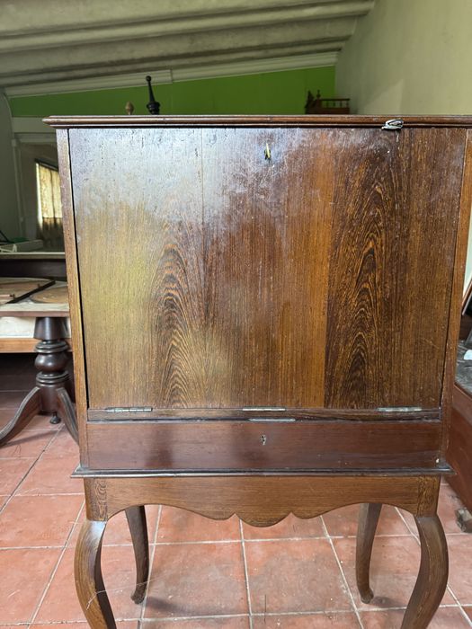 Bar com gaveta modelo ingles em bom estado