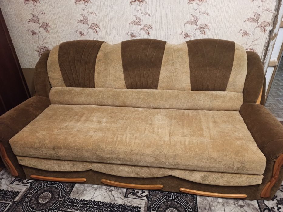 Продам розкладний диван та два крісла