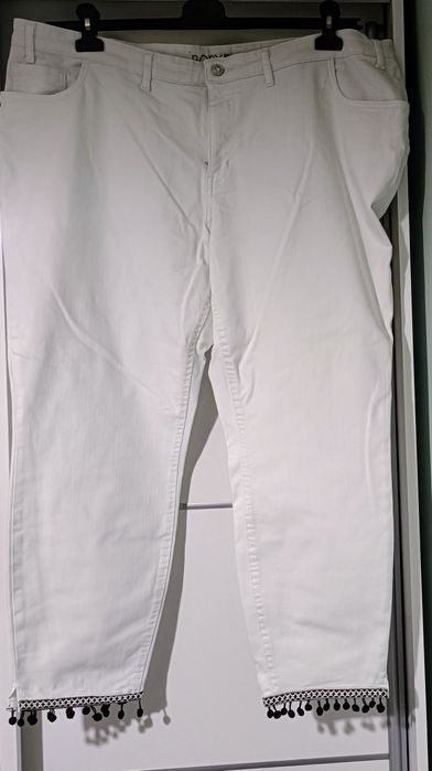 Białe jeansy, proste nogawki
