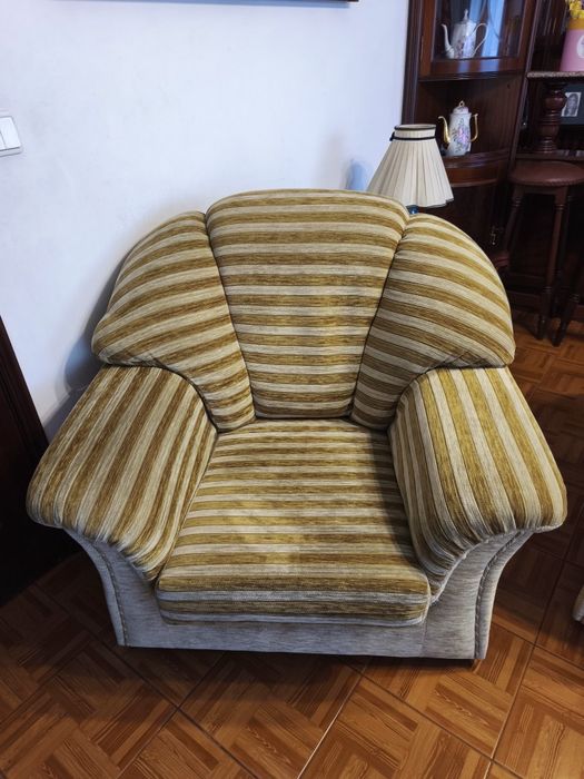3 sofás em bom estado e com sofá cama.