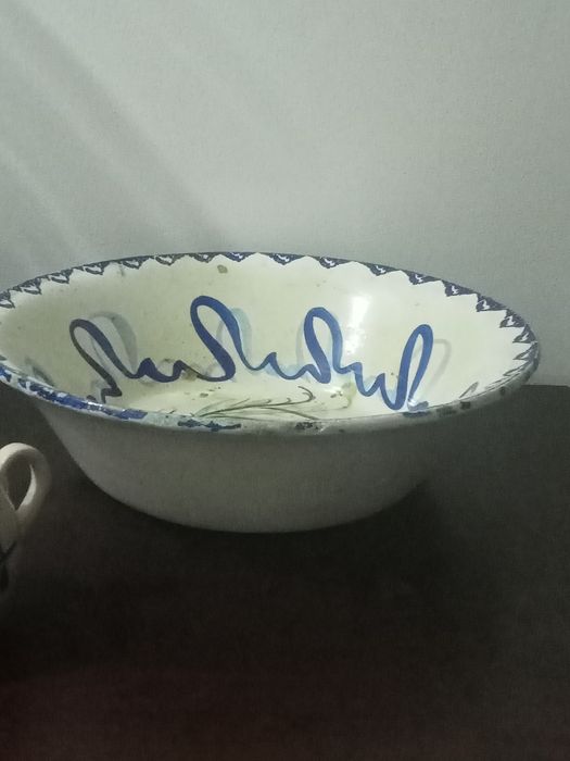 Bacia/ saladeira e pequena caneca em faiança