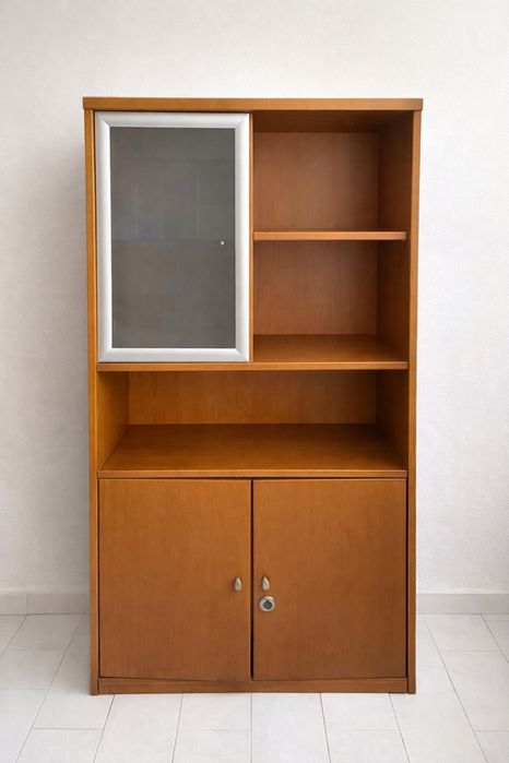 Móvel aparador / estante em madeira com vitrina