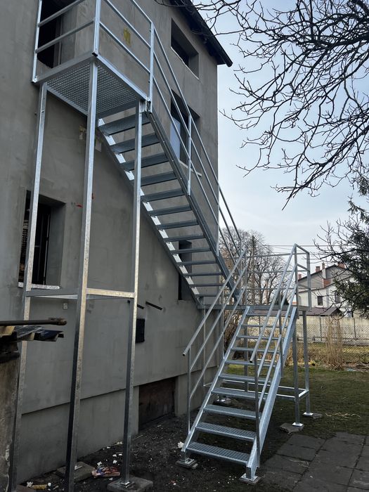 Schody metalowe zewnętrzne balkon podest