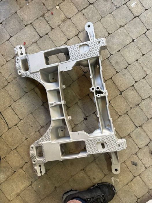 Підрамник Rivian