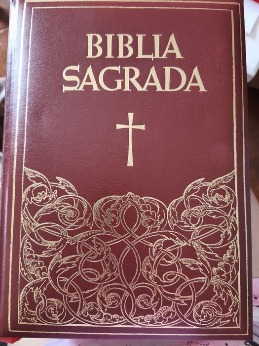 Vendo Bíblia Sagrada- edição 2005 + cx e medalha  João Paulo ll